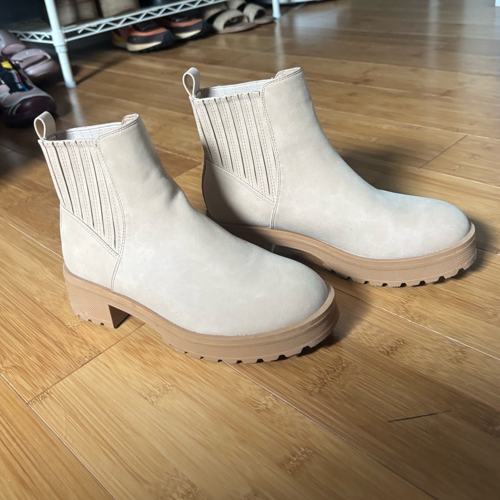 Little tan heeled booties!